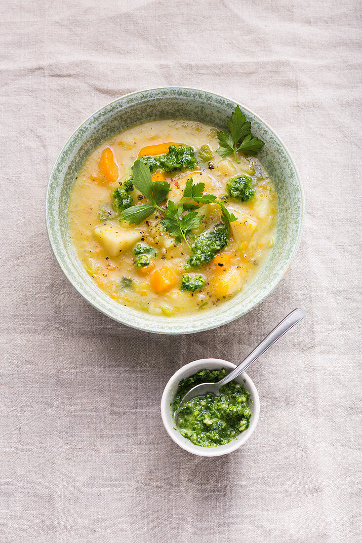 Vegane Wurzelgemüsesuppe mit Liebstöckel-Pesto