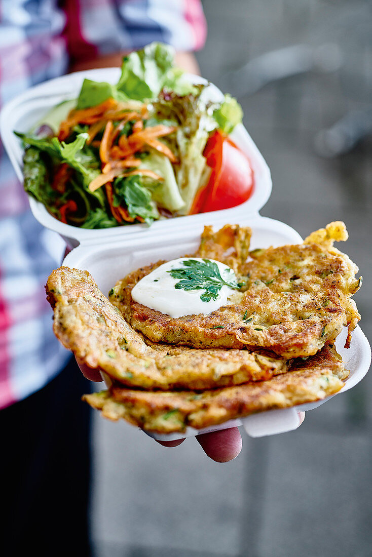 Mücver – Turkish courgette fritters with yoghurt sauce