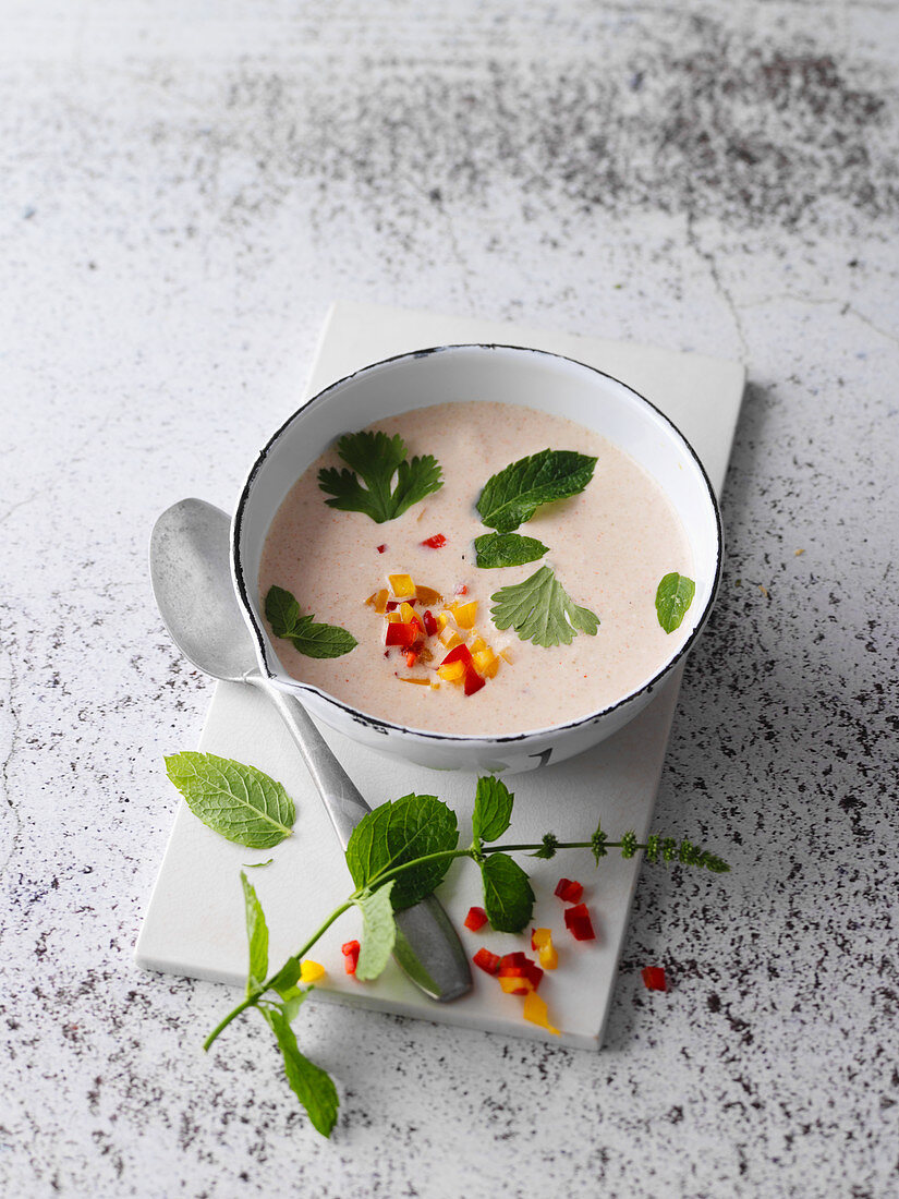 Kalte Joghurt-Paprika-Suppe mit Feta und Moringa