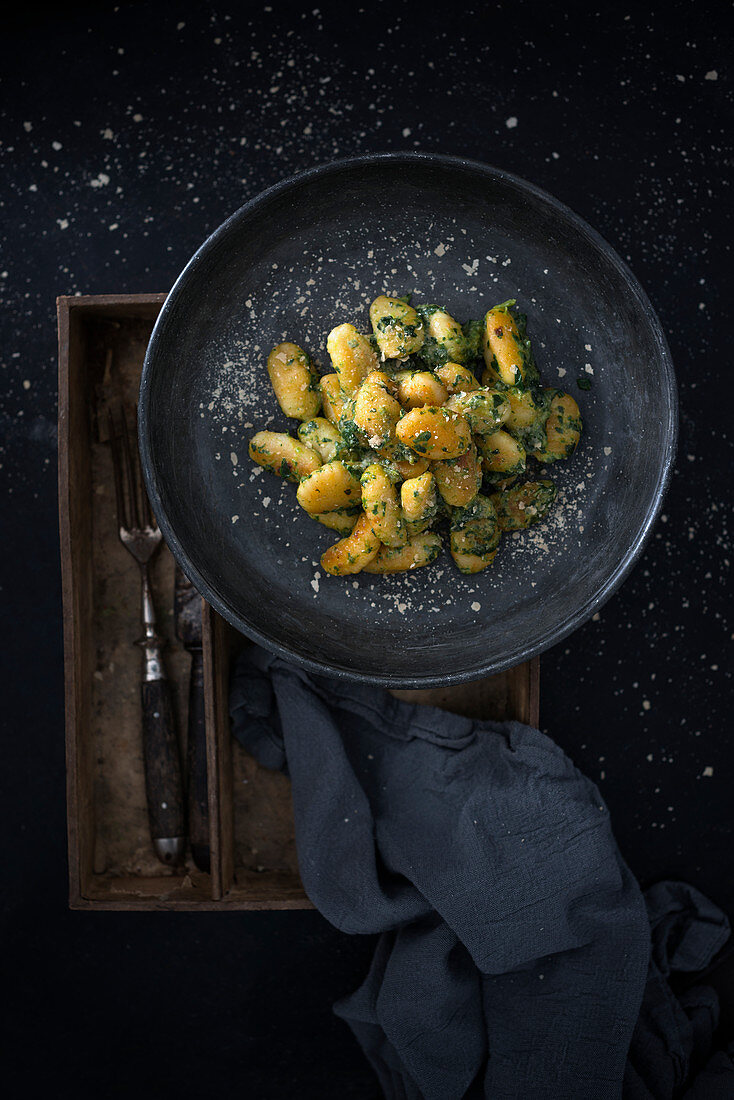 Vegan gnocchi with creamy spinach and oats
