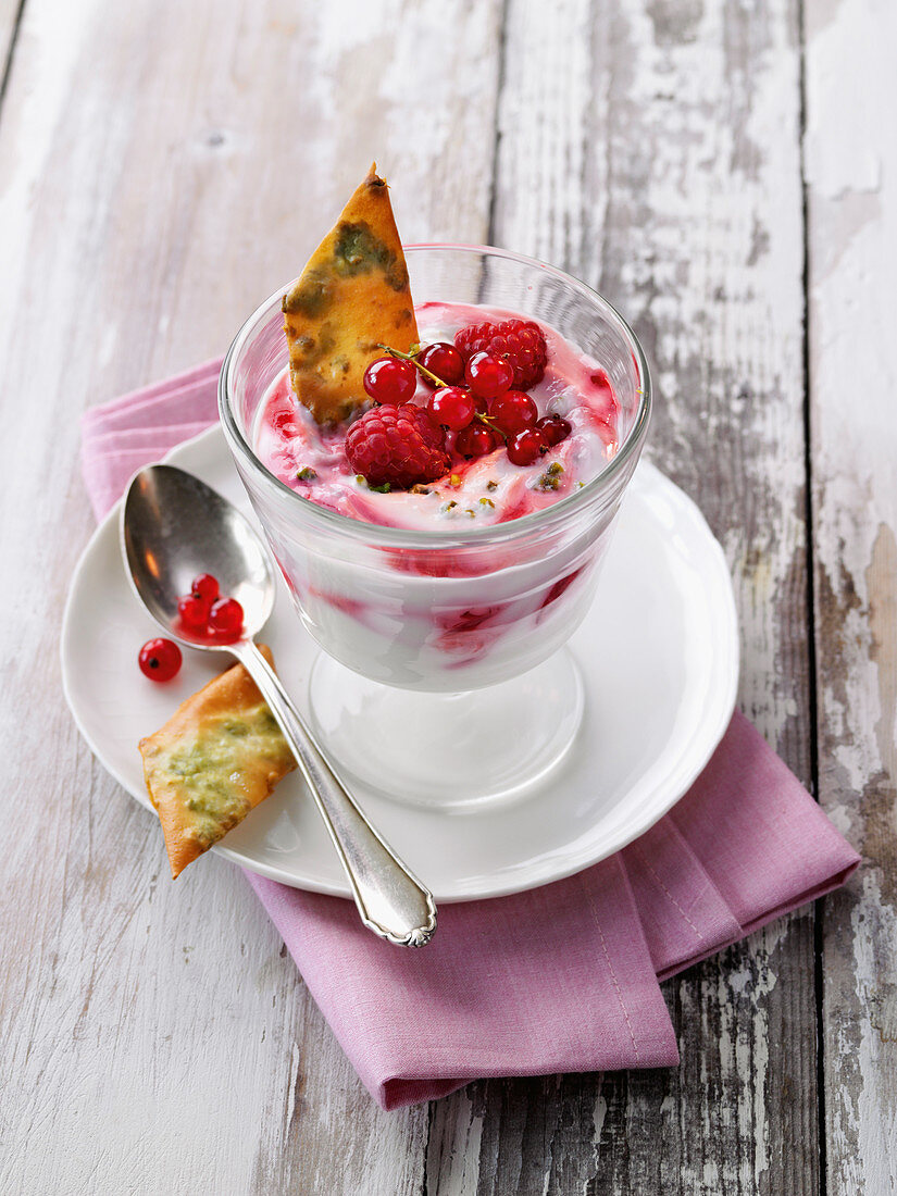Berry yoghurt cream with filo pastry chips