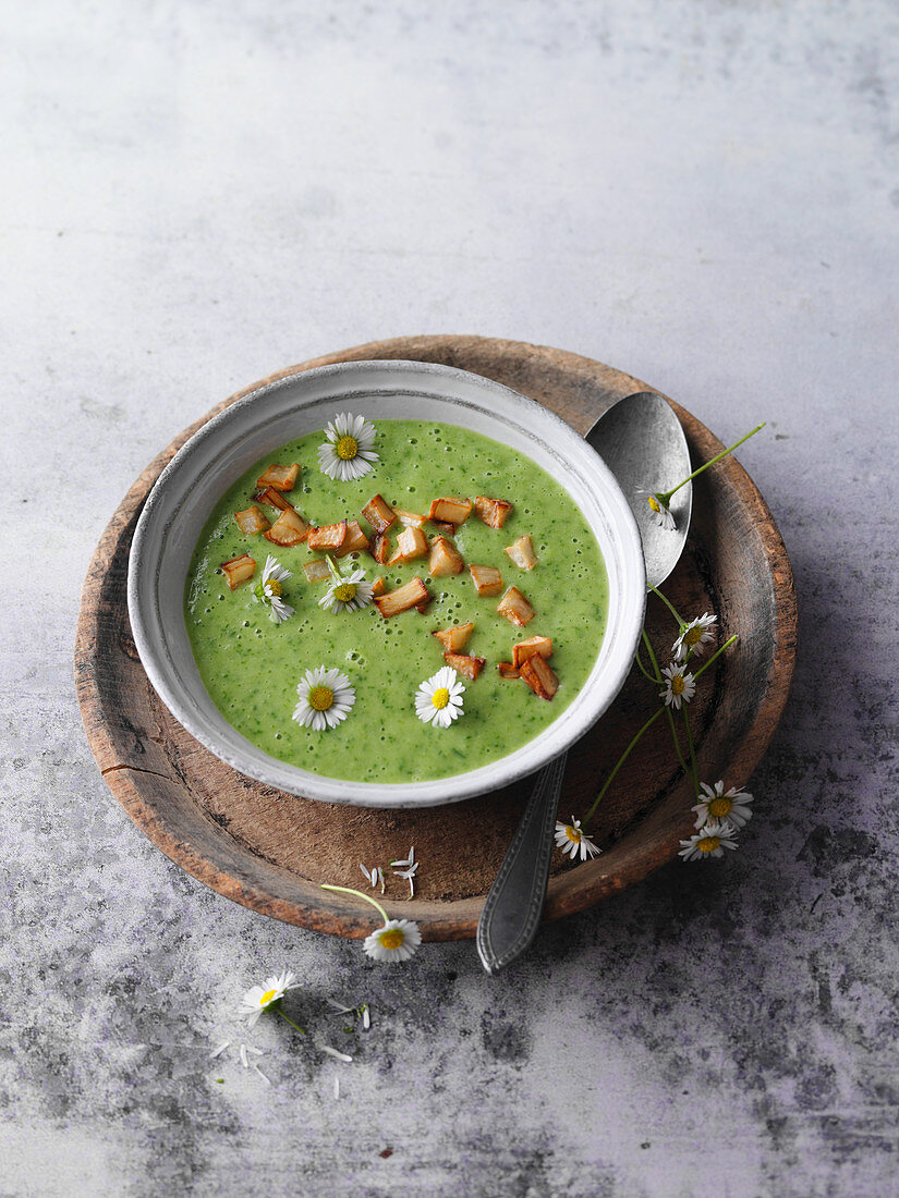 Vegane Frühlingskräutersuppe mit Gänseblümchen