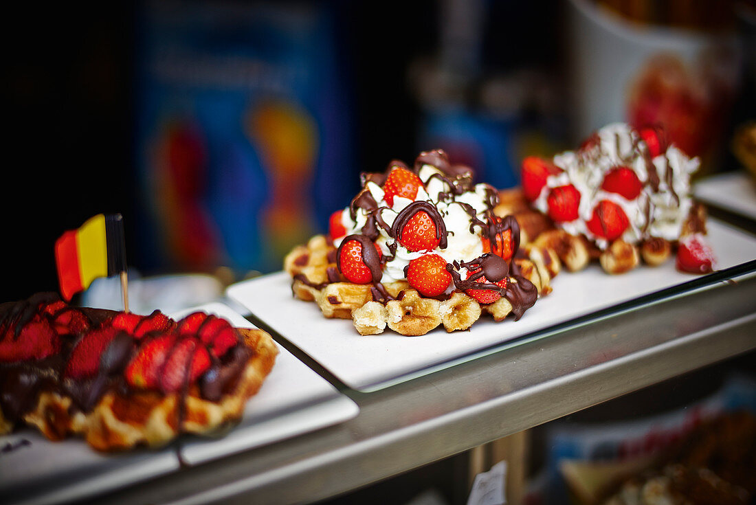 Waffles with strawberries, cream and chocolate to take away