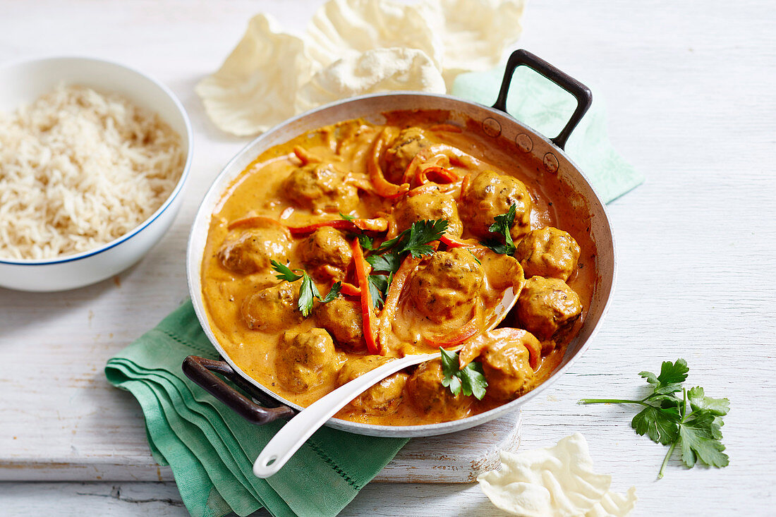Indisches Curry mit Lammhackbällchen und Reis