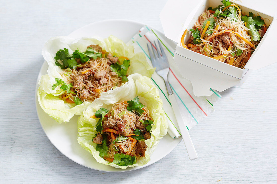 San Pak Choi Bao (chinesische Nudeln mit Hack und Gemüse) in Salatblatt