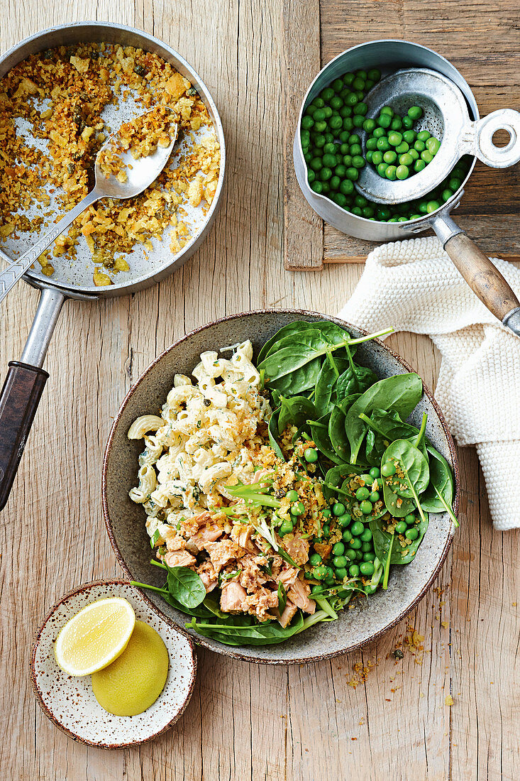 Pasta with mornay sauce, tuna, peas and spinach