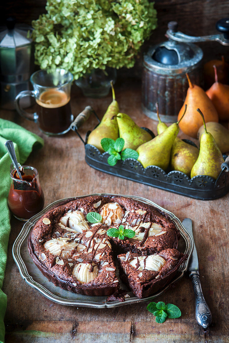 Schokoladenkuchen mit Birnen und Frangipane