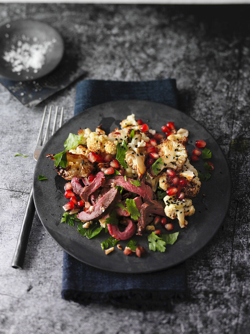 Rinderfilet mit mariniertem Blumenkohl und Granatapfelkernen