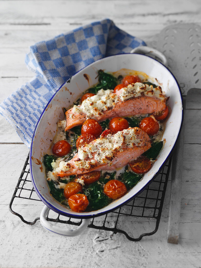 Lachs mit Fetakruste, Spinat und Kirschtomaten aus dem Ofen