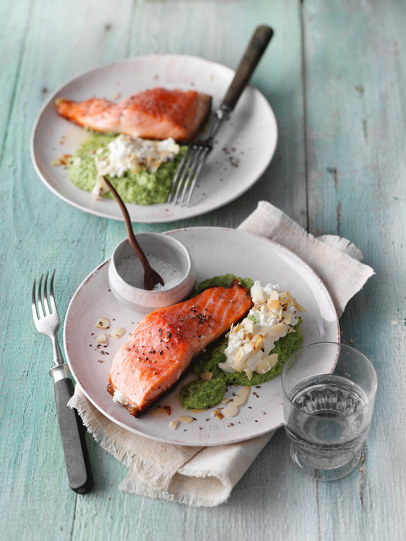Salmon fillet with broccoli purée with cottage cheese