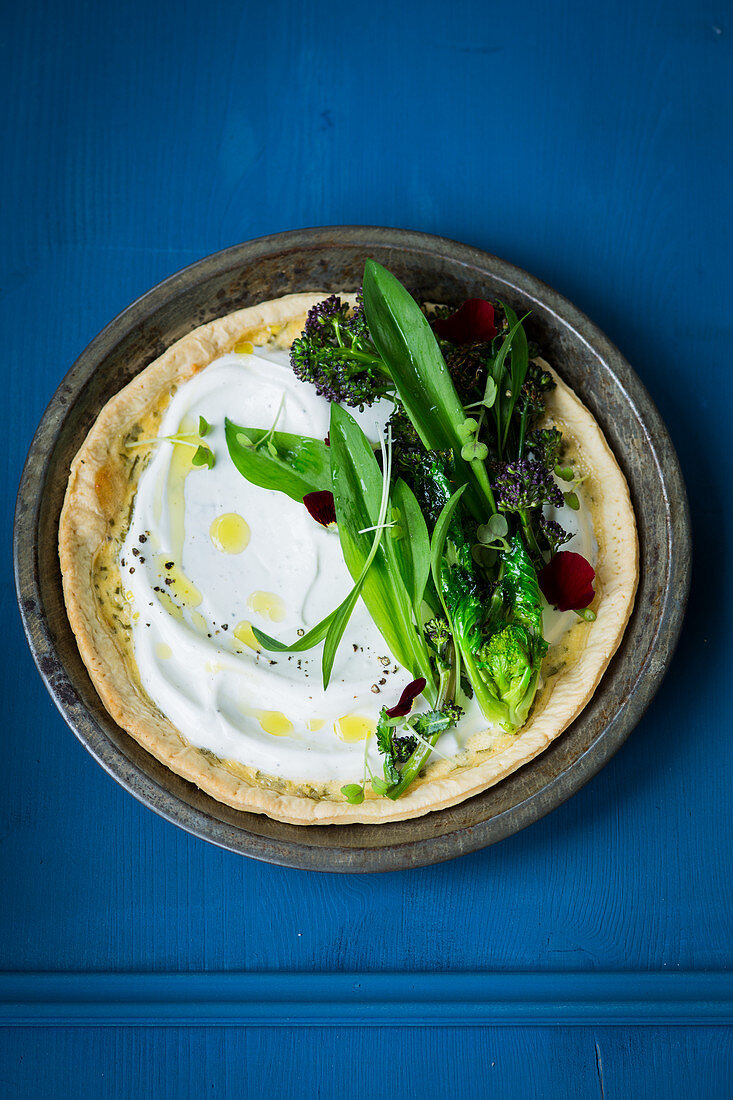 Tarte mit Bärlauchblättern und Brokkolini