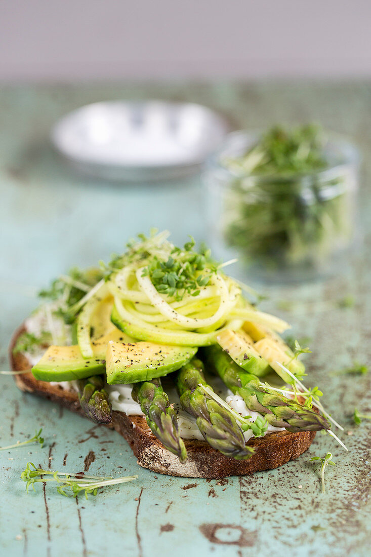 Avocado-Sandwich mit grünem Spargel