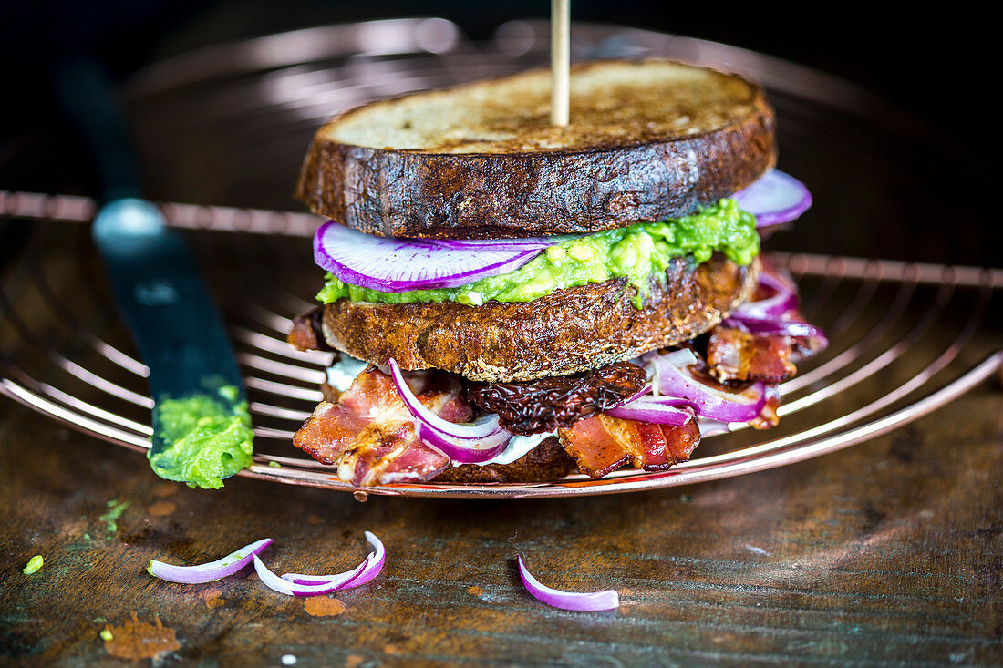 Rustikales Sandwich mit Gemüse und Bacon