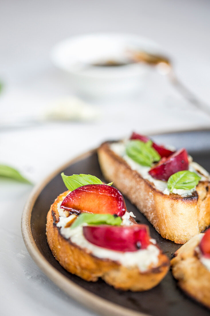 Crostini mit Pflaume und Basilikum