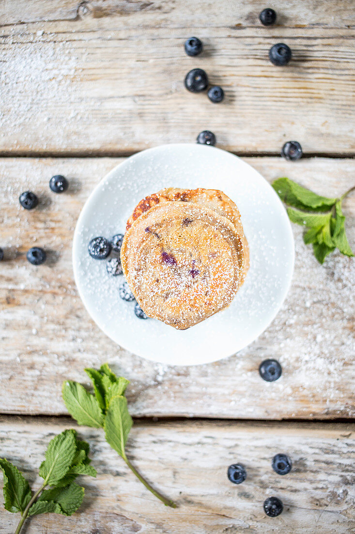 Blueberry pancakes with icing sugar