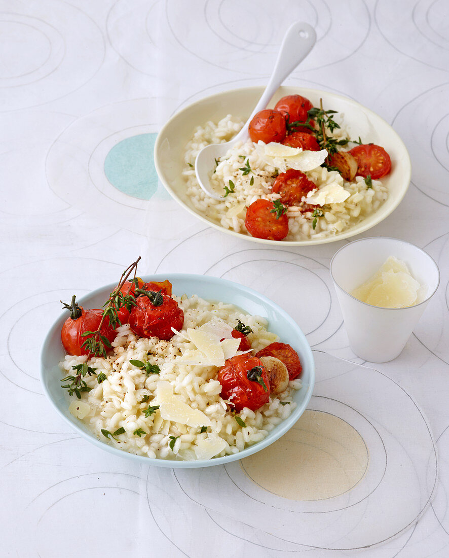 Kalorienreduziertes Risotto mit geschmorten Tomaten, Thymian und Parmesanspänen