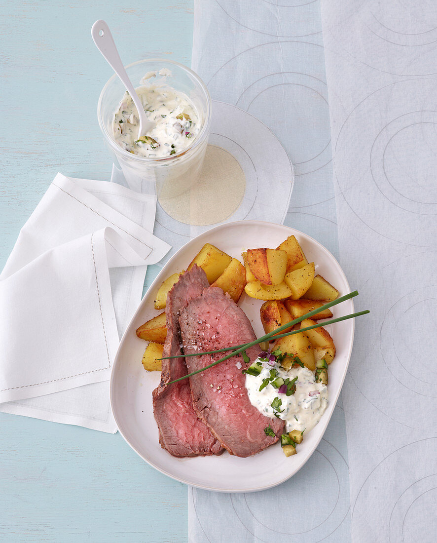 Roast beef with crispy potatoes and sour cream remoulade