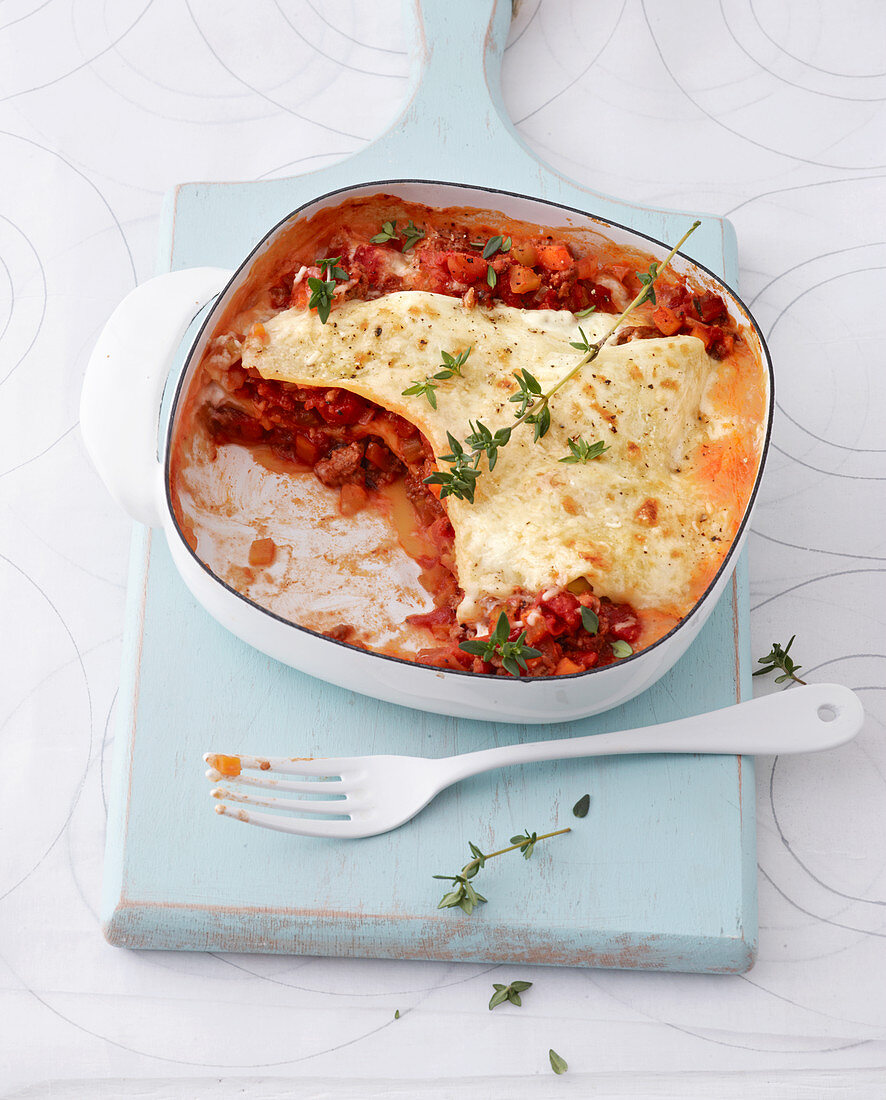 Low-calorie lasagne with tartare and tomato sauce and white sauce