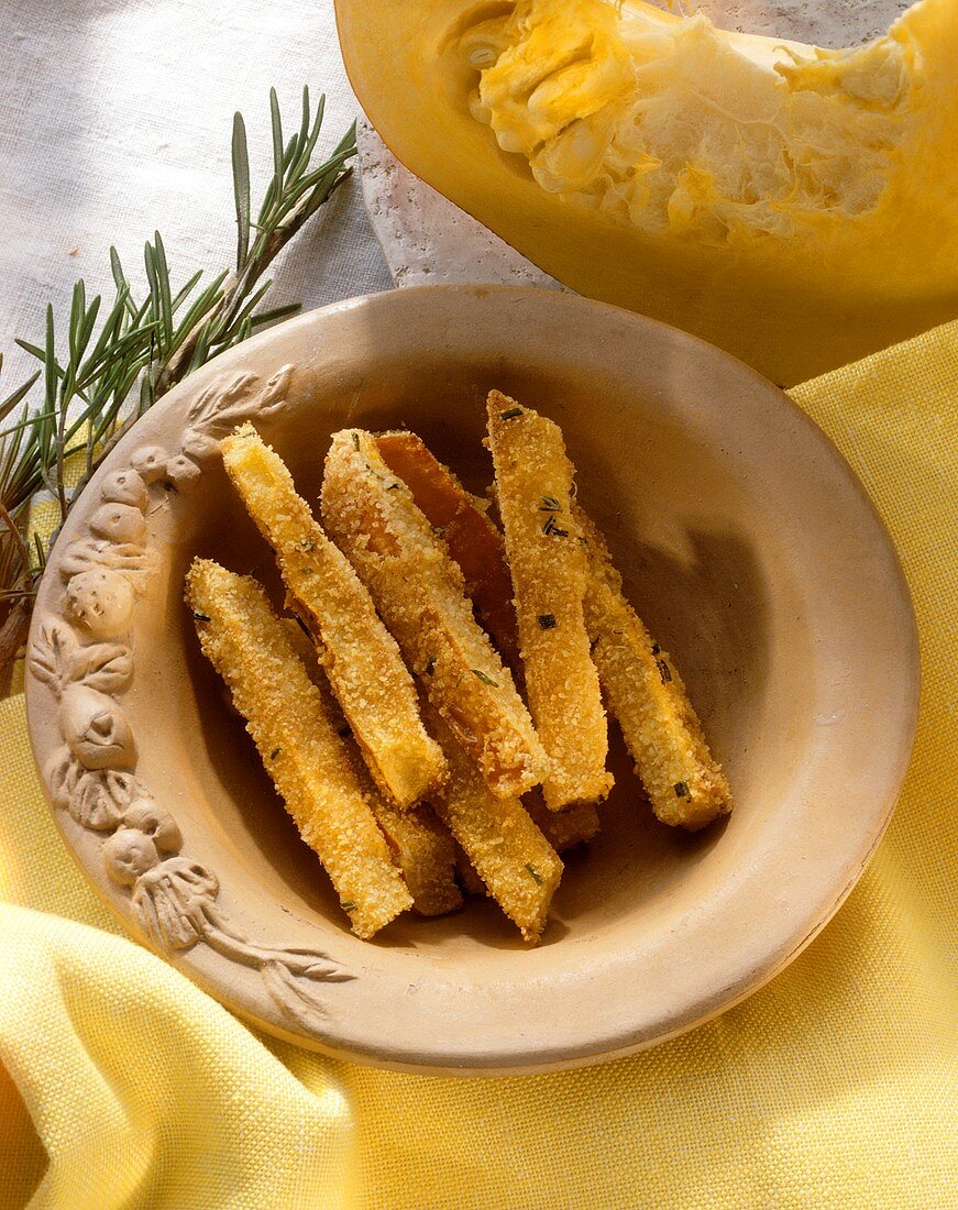 Fritierte Kürbissticks mit Rosmarin & Parmesankruste