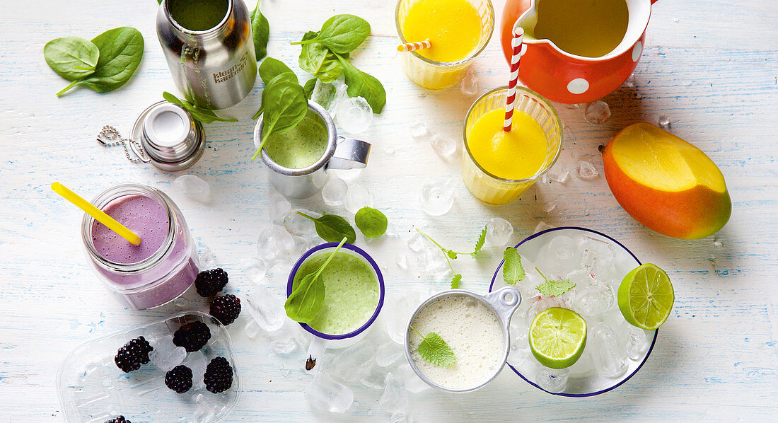 Smoothies mit Brombeeren, Basilikum, Mango und Apfel