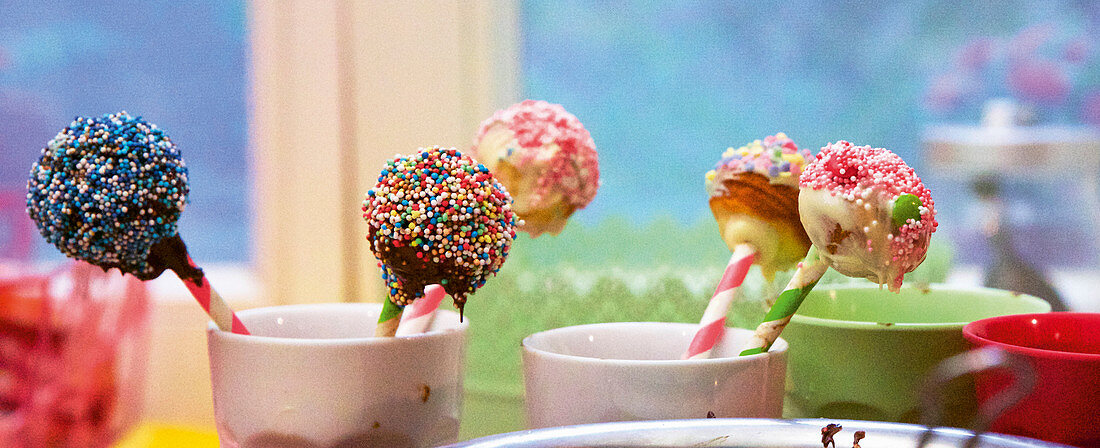 Bunte Cake Pops mit Zuckerstreuseln