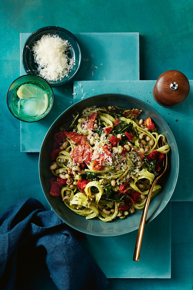 Pasta mit Sopressa, Schwarzaugenbohnen und Rucolapesto