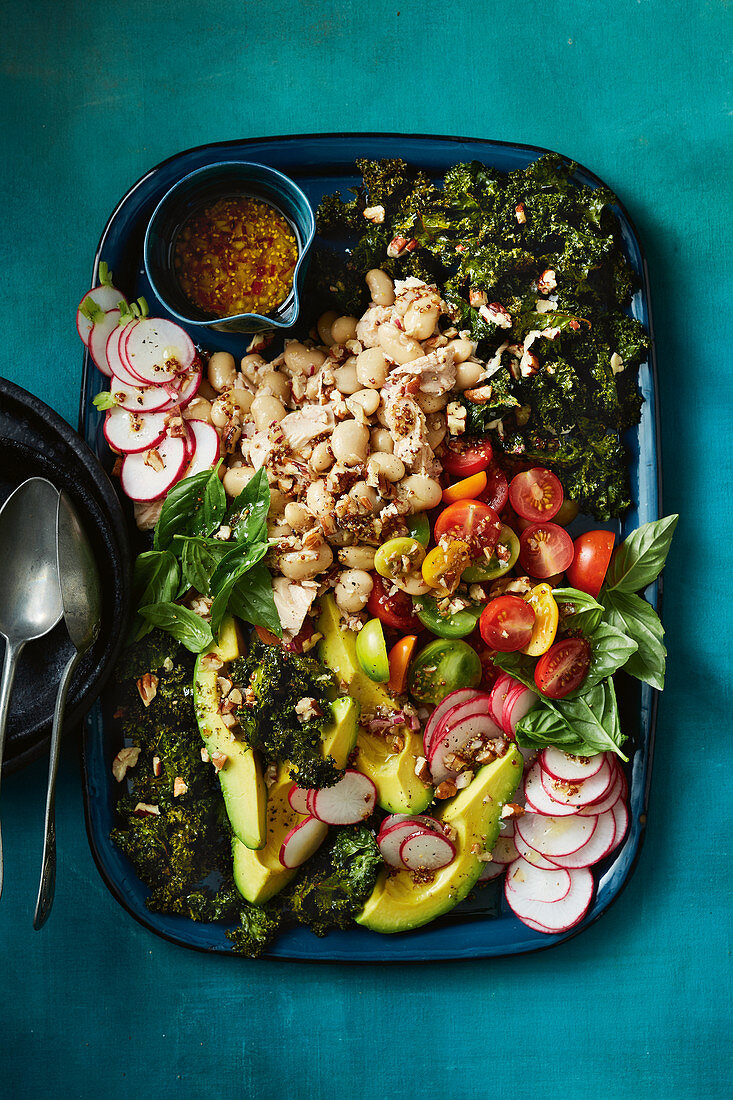 Salatplatte mit Limabohnen, Thunfisch, Kohlchips, Radieschen und Avocado