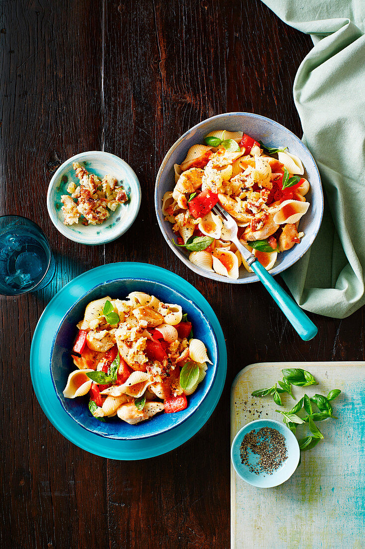 Glutenfreier Panzanella-Salat mit Huhn und Muschelnudeln