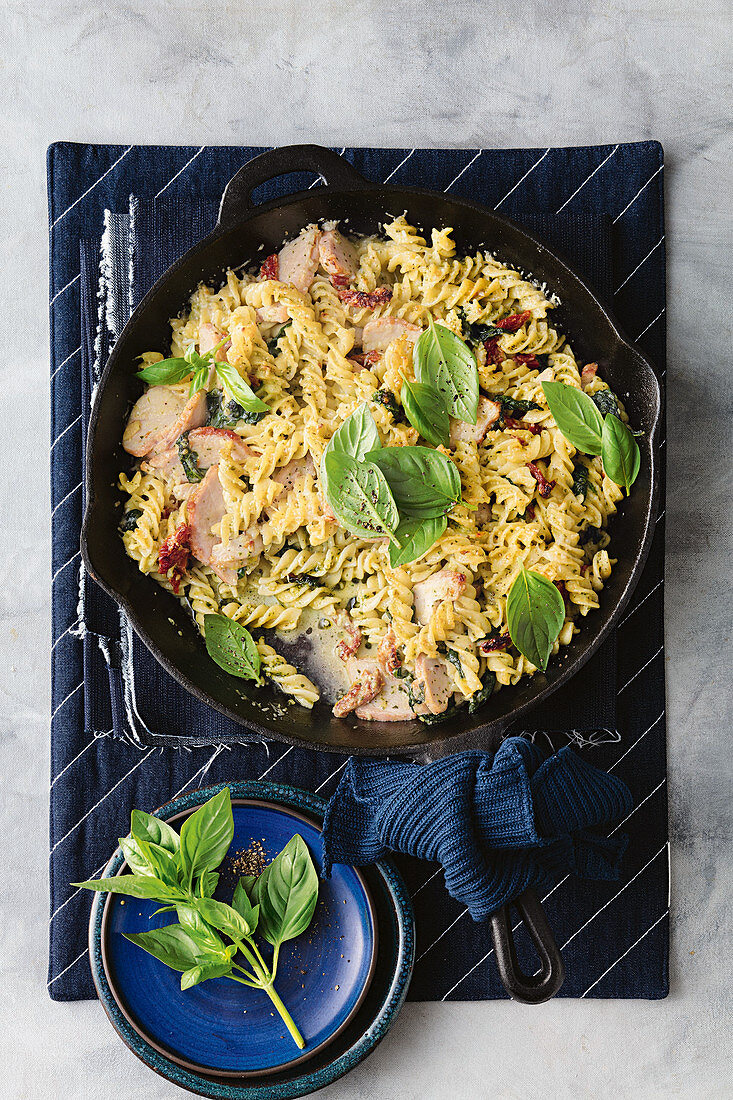 Schnelle Pasta mit Huhn, Pesto und Parmesan aus der Pfanne