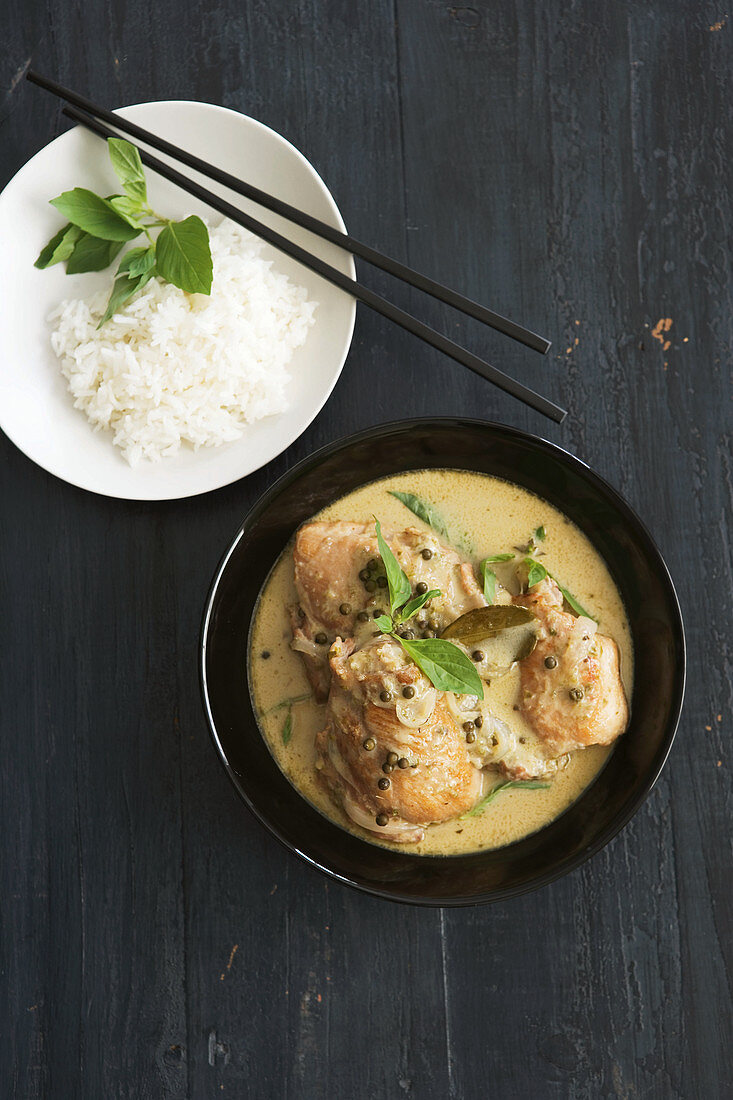 Chicken in curry pepper sauce with rice (Asia)