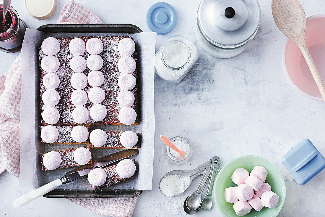 Biskuitschnitten mit Himbeermarmelade, Kokosraspeln und Marshmallows