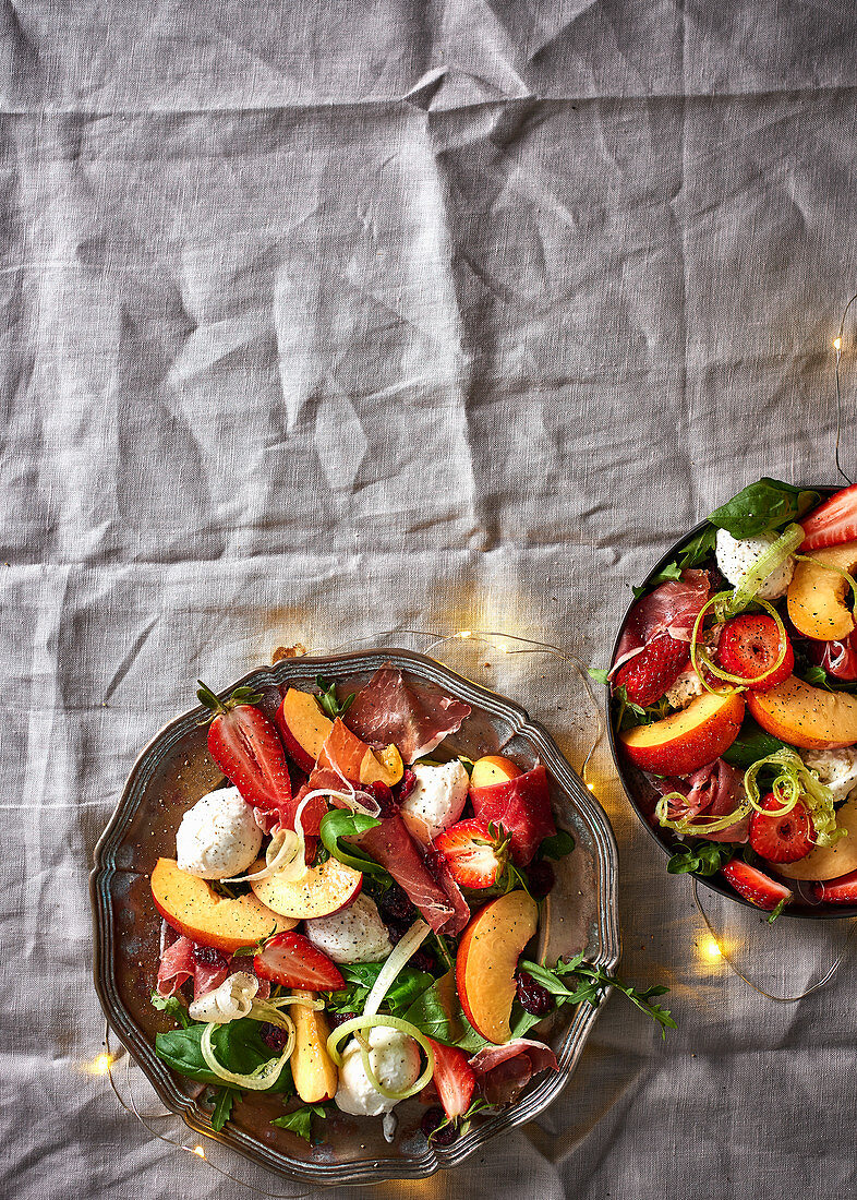 Nektarinensalat mit Mozzarella und Parmaschinken