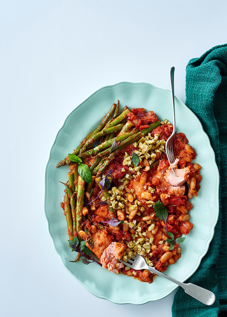 Trout fillets with tomatoes, beans and green asparagus