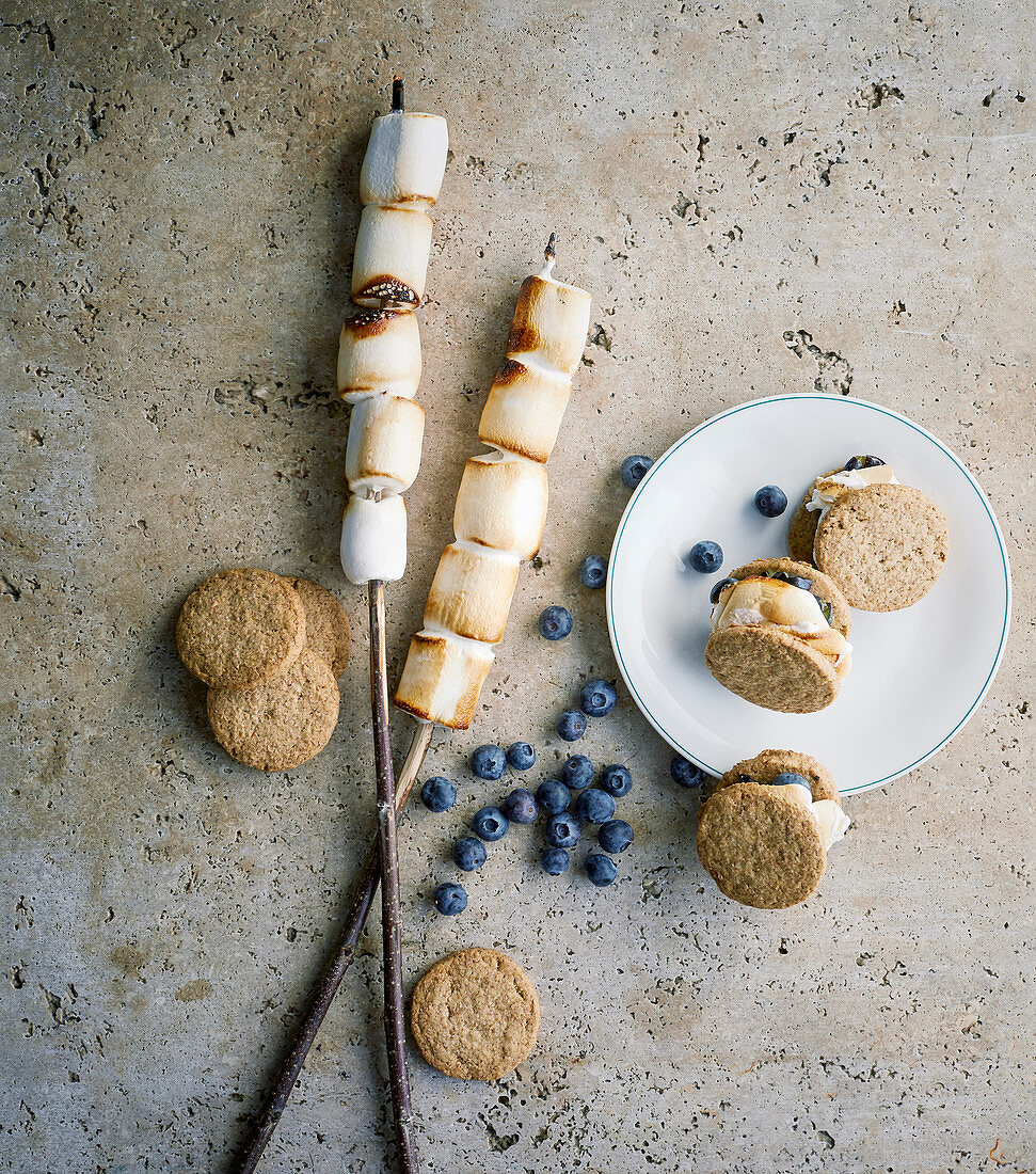 Stuffed marshmallow biscuits with blueberries and bananas