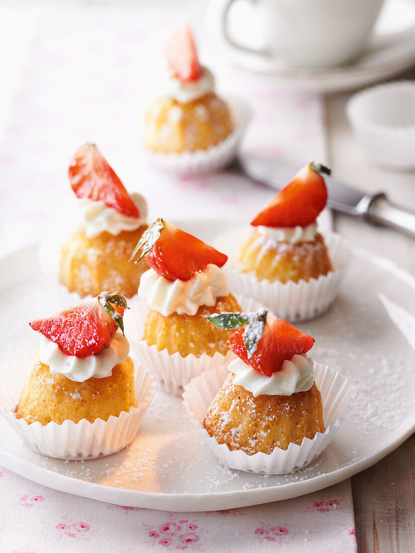 Mini Bundt cakes with strawberries