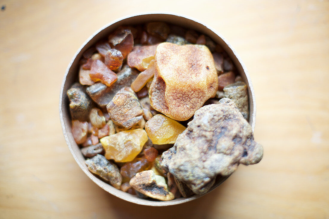 Rough pieces of amber in bowl