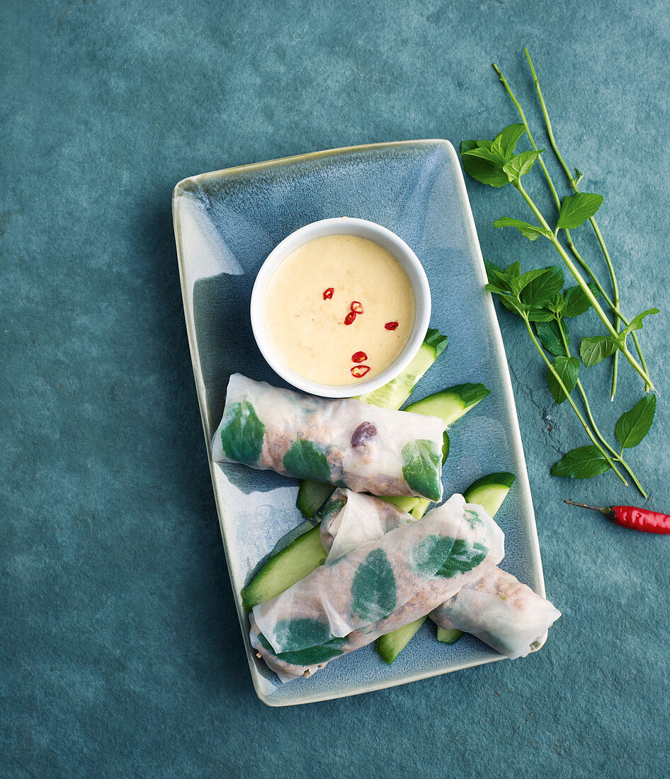 Rice paper rolls filled with spinach, mincemeat and raisins