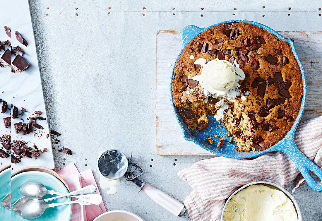 In der Pfanne gebackener Chocolate Chip-Kuchen mit Eis