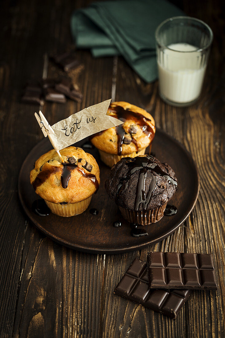 Vanille- und Schokoladenmuffins mit Schokostückchen und Papierfähnchen
