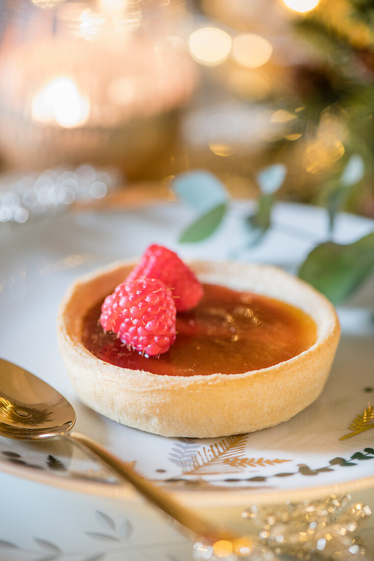 Creme-Brulee-Törtchen mit Himbeeren zu Weihnachten