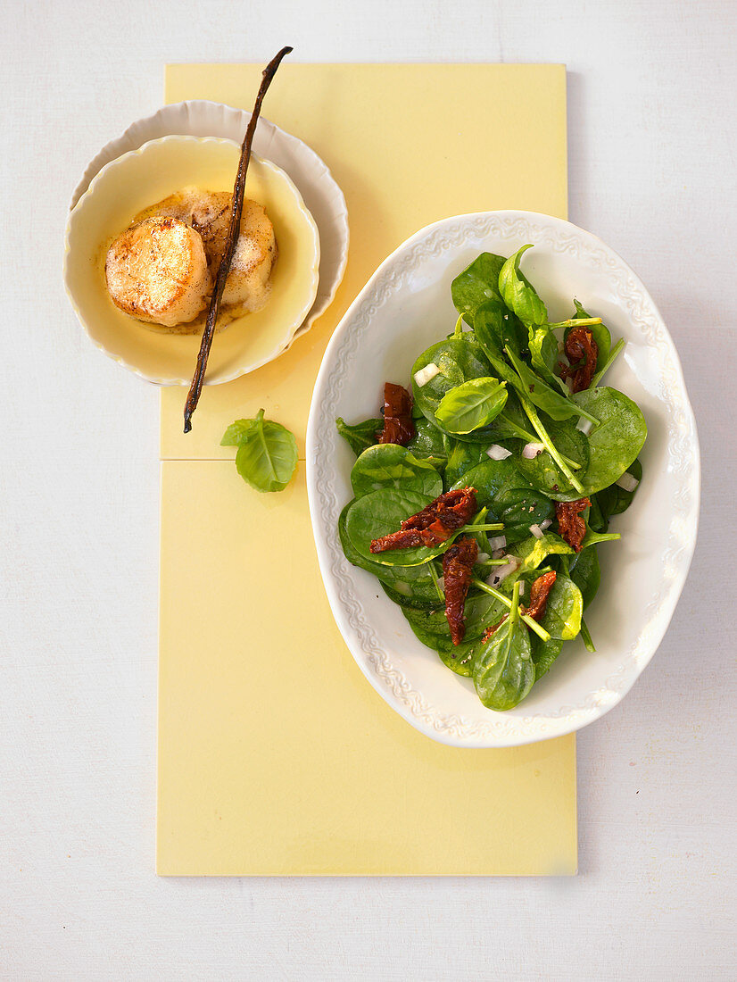 Spinach salad with dried tomatoes and scallops