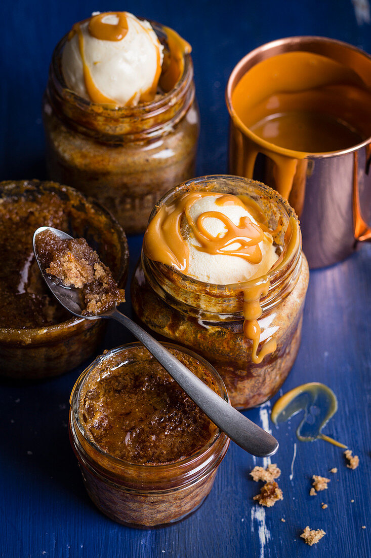 Sticky Toffee Pudding im Glas gebacken mit Vanilleeis und Karamellsauce