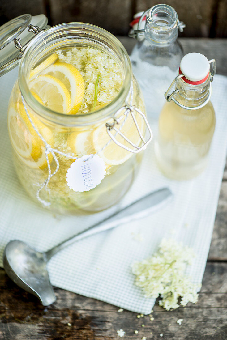 Holunderblütensirup in einem großen Einmachglas