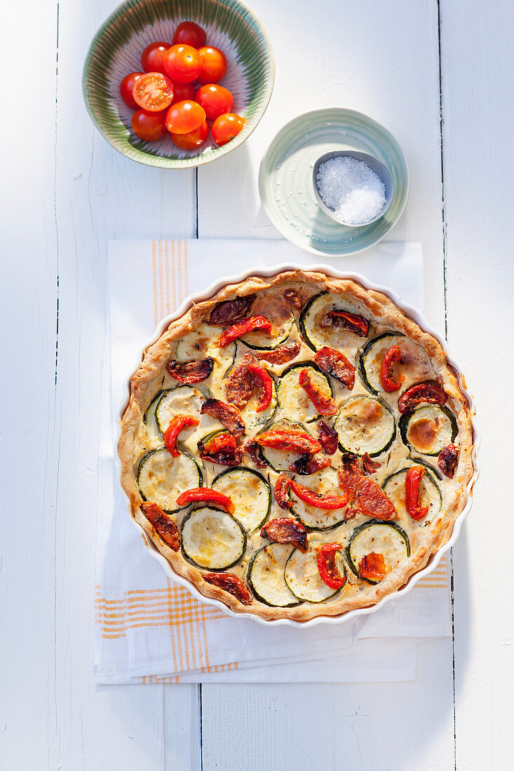 Puff pastry quiche with courgette, sun-dried tomatoes and cream cheese