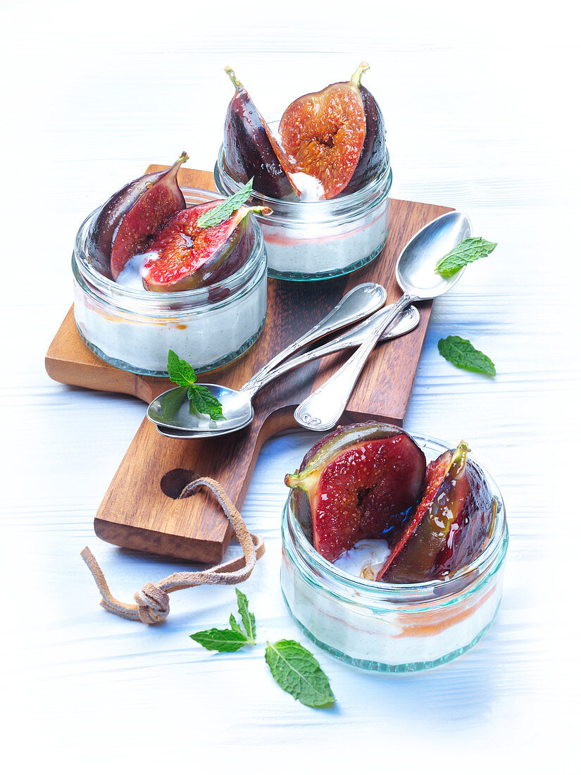 Caramelized figs on yoghurt cream with peppermint