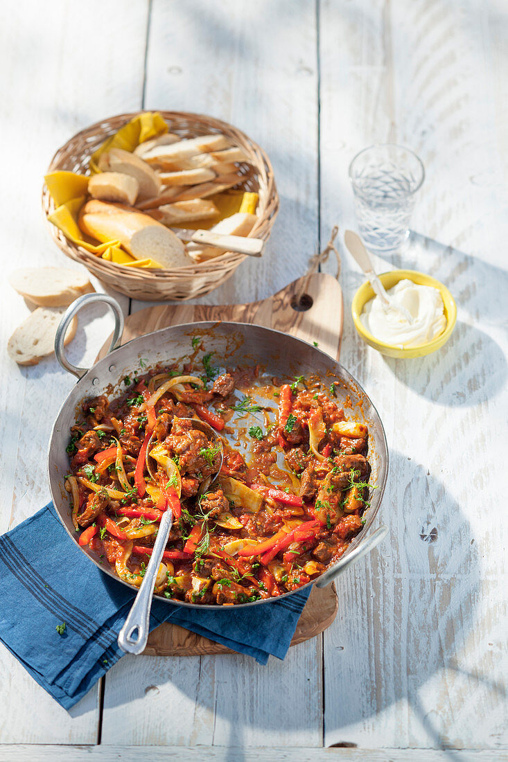 Hungarian goulash with peppers, fennel and baguette