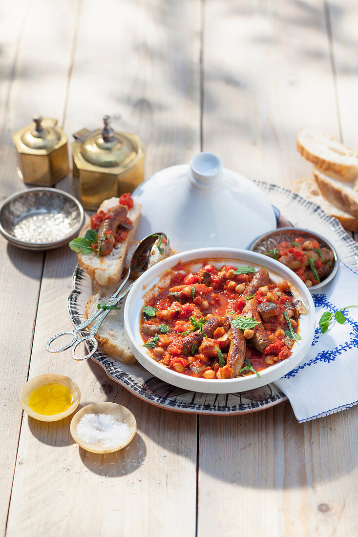 Marokkanische Lammtajine mit Würstchen