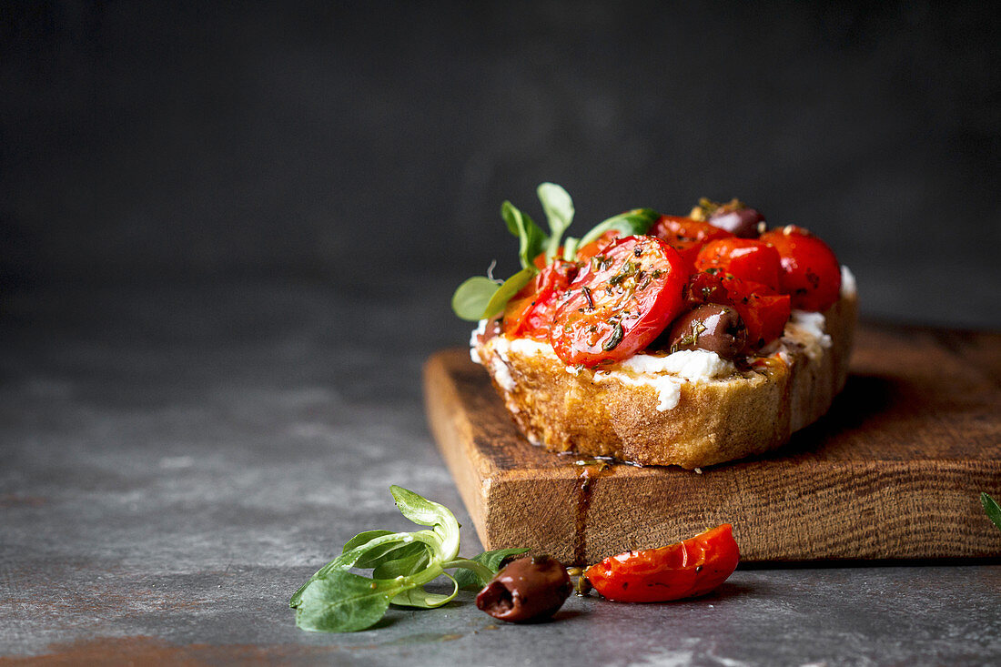 Sauerteigbrot mit Tomaten, Ricotta und Oliven