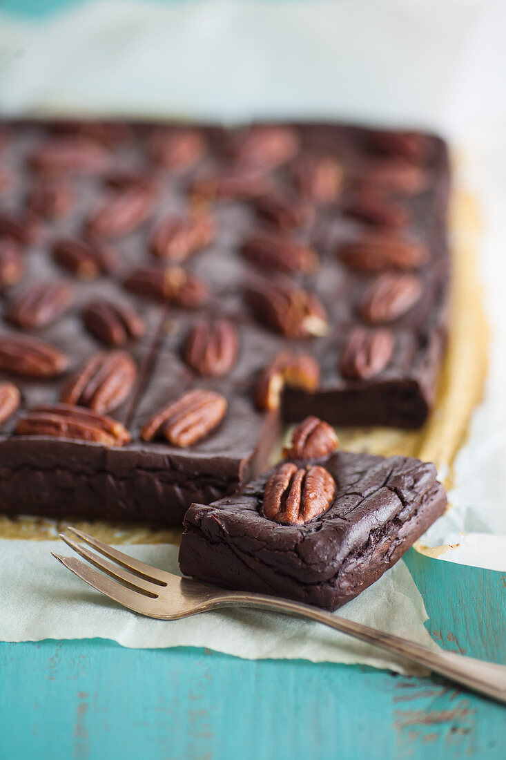 Schokoladenbrownies mit Hirsegrütze und Pecannüssen