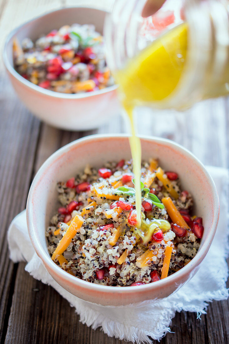 Quinoa Bowl mit Zitronen-Senf-Dressing und Granatapfelkernen